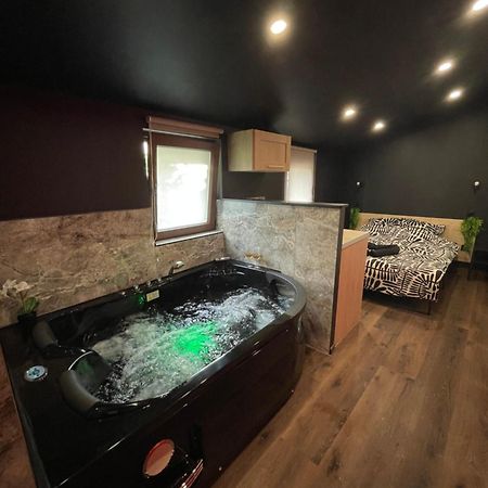 מולהאוס Jacuzzi Love Room מראה חיצוני תמונה